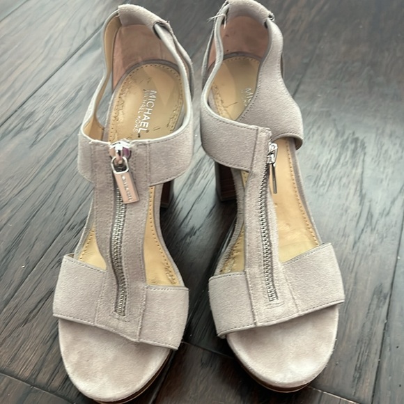 Michael Michael Kors Berkeley T Strap Sandals - Picture 2 of 7